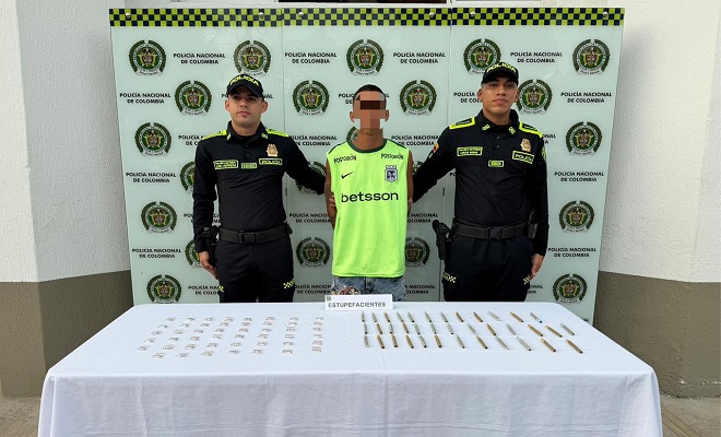 Un ciudadano capturado por el delito de tr&aacute;fico de estupefacientes y dos funcionarios de la Polic&iacute;a Nacional sujet&aacute;ndolo y brindando seguridad