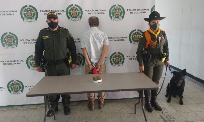 Un capturado con estupefacientes gracias al olfato de nuestro canino “logan” Continuamos trabajando fuertemente en la lucha contra el tráfico de estupefacientes en pequeñas cantidades