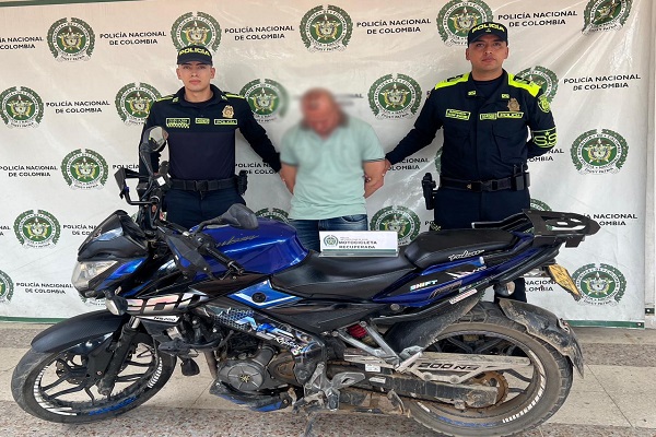 Dos Policías, un ciudadano capturado por el delito de falsedad marcaria y una motocicleta inmovilizada