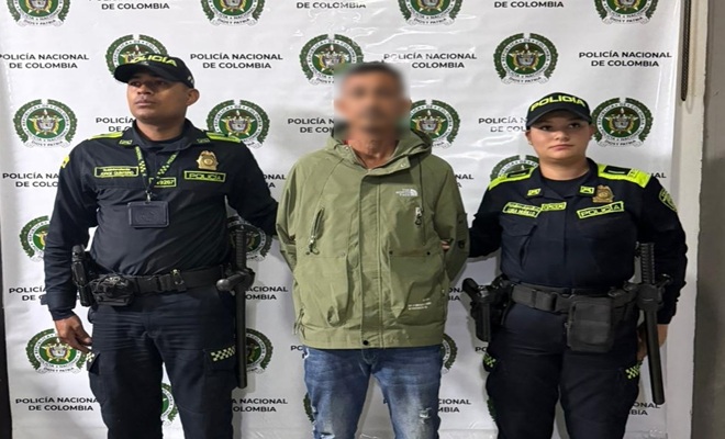 dos policías y un capturado 