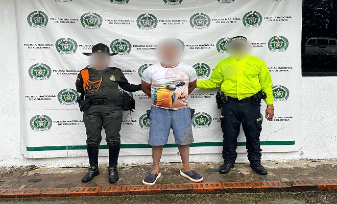 Capturado es presentado por dos policías para la fotografía del procedimiento 