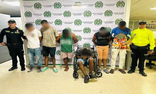 Dos polic&iacute;as, seis capturados