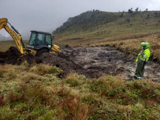 La protección del medio ambiente es nuestro compromiso maquinaria amarilla