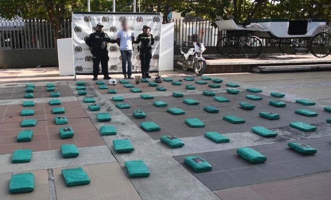 Dos polic&iacute;as, un capturado y elementos incautados