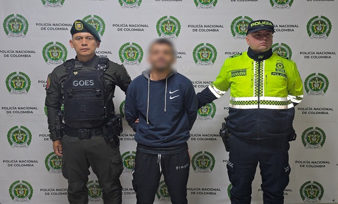 dos uniformados y un capturado 