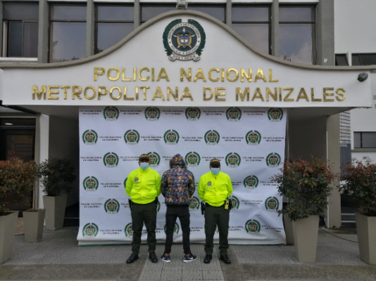 Capturado uno de los más buscados de Manizales 1 persona capturada-policías custodiando