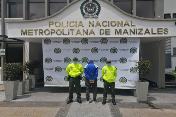 En dos días se logró el esclarecimiento de 2 homicidios en Manizales persona capturada-policías custodiando