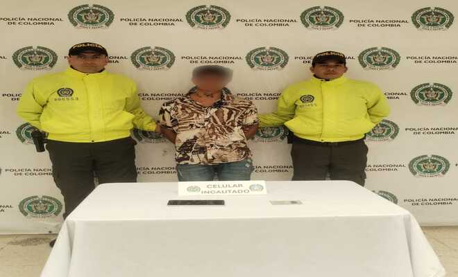 Hombre capturado por homicidio, con dos polic&iacute;as.