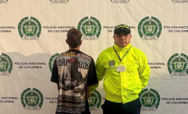 Hombre capturado al lado Policía