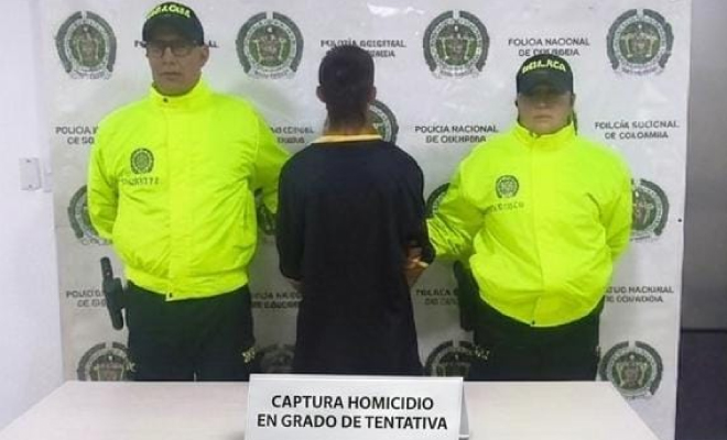 Hombre capturado en medio de dos Policías