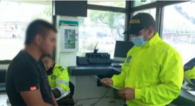 Dos hombres fueron capturados por el delito de hurto calificado y agravado 1 persona capturada-policías custodiando