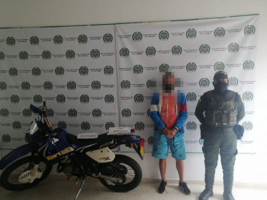 Gracias al apoyo de las cámaras de vigilancia se dio el resultado En desarrollo de las actividades operativas alineadas a la Ofensiva Nacional Contra el Delito y la Seguridad Ciudadana ordenada por el Gobierno Nacional, unidades policiales pertenecientes al modelo nacional de vigilancia comunitaria por cuadrantes, lograron en las últimas horas mediante una oportuna reacción la detención de una persona y la recuperación de una motocicleta.    Los hechos que fueron registrados fílmicamente por operadores de las cámaras de seguridad del circuito cerrado de televisión (CCTV)