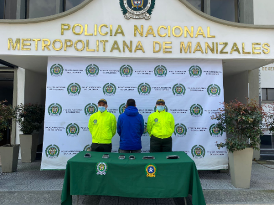 Dos hombres fueron capturados por el delito de hurto calificado y agravado 1 persona capturada-policías custodiando