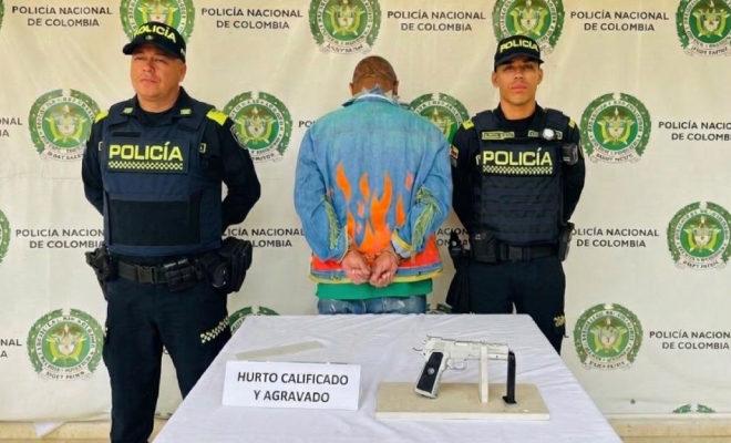 Hombre capturado en medio de dos Polic&iacute;as