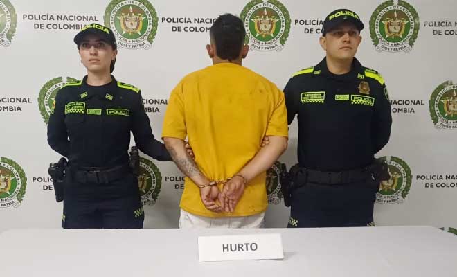 Hombre capturado en medio de dos Policías