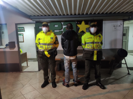 Deberá responder por porte ilegal de armas de fuego Capturamos un hombre natural de Bogotá por orden judicial sorprendido viajando en su motocicleta