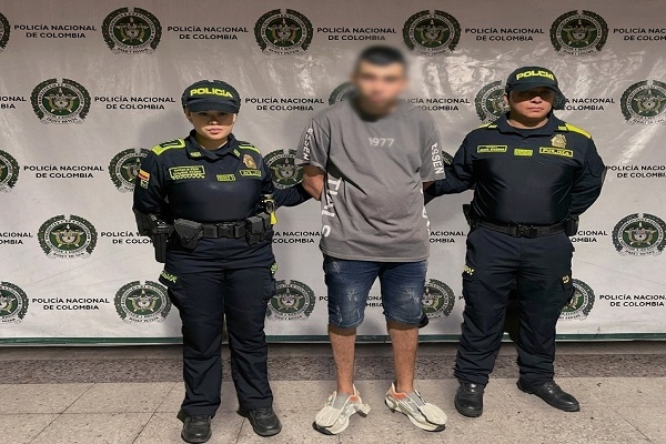 Dos Policías y una persona captura por múltiples delitos
