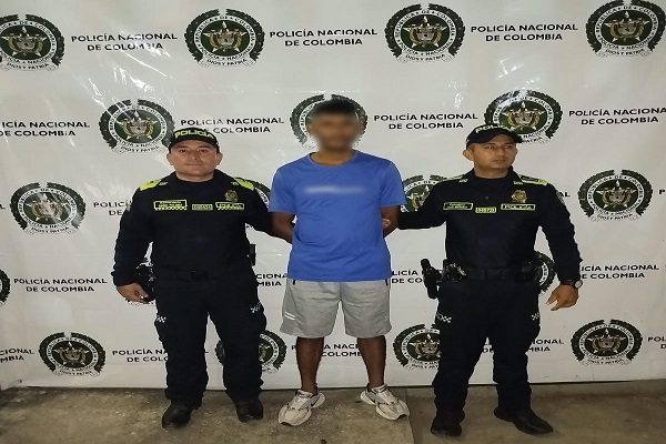 Dos Policías custodian a un capturado