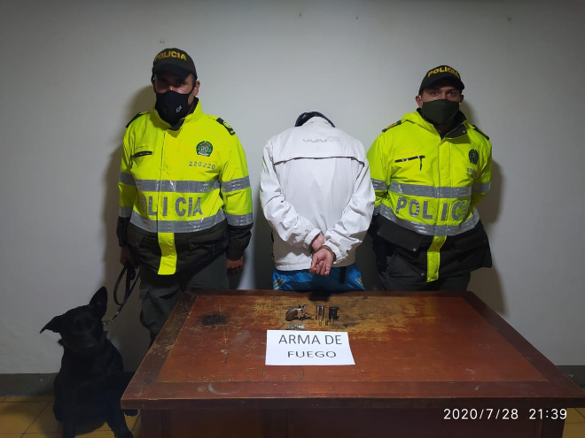 Este sujeto fue capturado en flagrancia gracias a la ayuda del canino “logan” En la lucha frontal contra el homicidio y el porte ilegal de armas de fuego fue capturado un ciudadano
