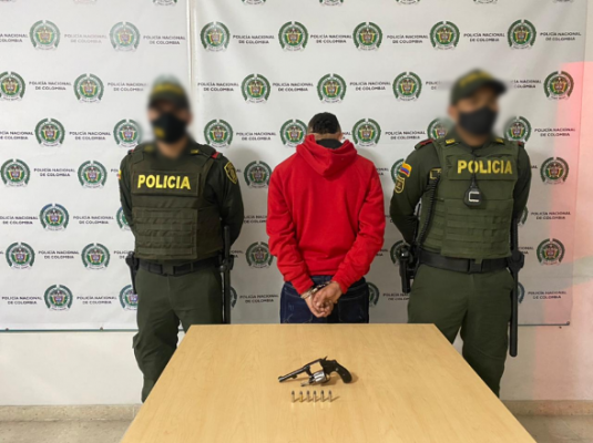 Portaba un arma de fuego tipo revolver, calibre 32 mm sin el respectivo permiso Capturamos a” Juan” por el delito de fabricación, trafico, porte o tenencia de armas de fuego