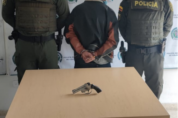 Ofensiva contra el porte ilegal de armas de fuego una persona capturada-policías custodiando-arma de fuego incautada