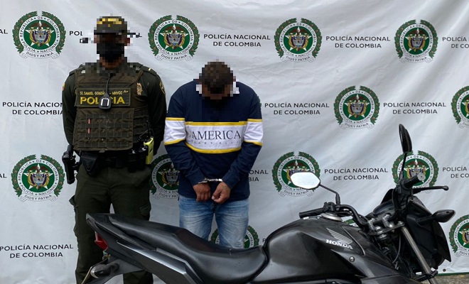1 persona capturada-policía custodiando-motocicleta inmovilizada