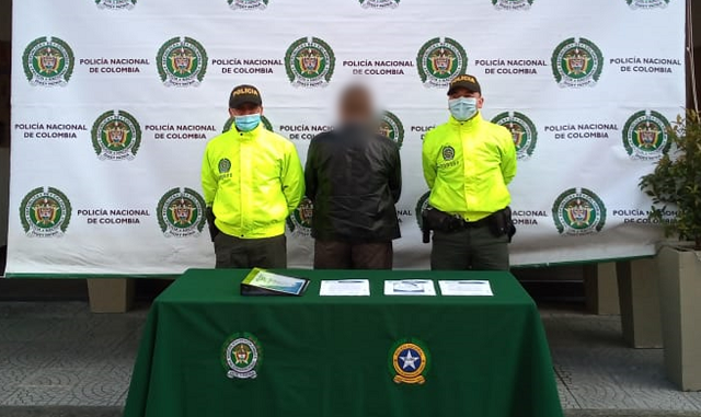 Este sujeto se hacía pasar como gerente de una empresa de seguridad privada. Capturamos un hombre de 47 años por uso de documento falso