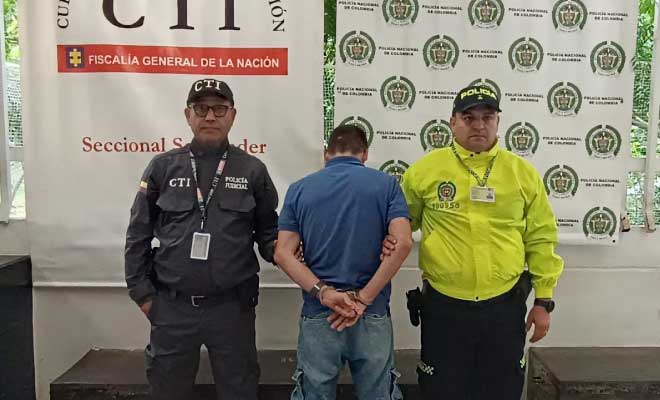 Hombre capturado en medio de un funcionario del C.T.I. y un Policía