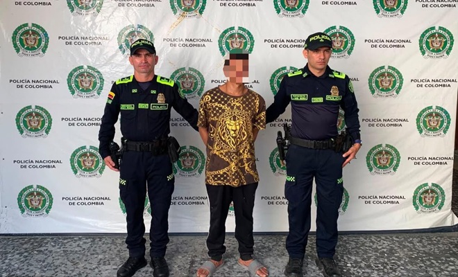 Una persona capturada por homicidio en grado de tentativa, en compañía de dos policías brindando seguridad
