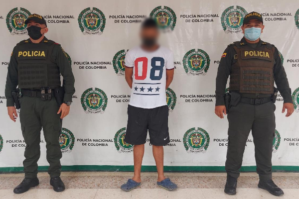 1 persona capturada-policías custodiando 