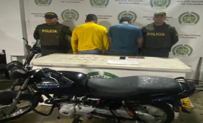 Dos hombres aprehendidos, junto a dos uniformados con el dinero y celular recuperado 