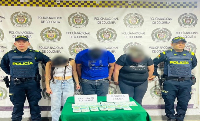 Dos policías, tres capturados presuntos distribuidores de billetes falsos