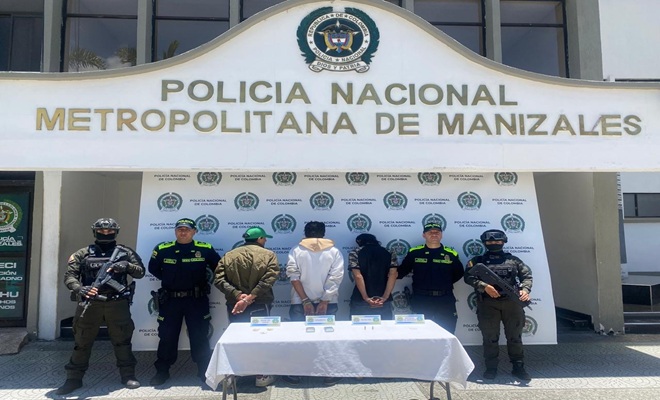 cuatro uniformados, tres capturados y alucinogenos incautados