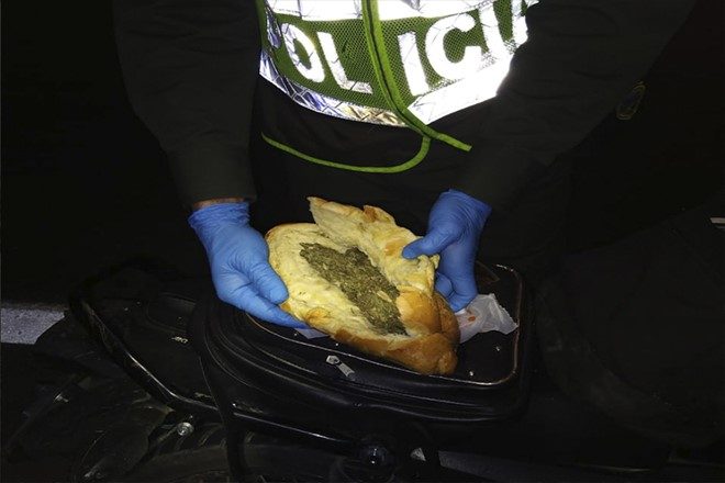 Los capturados fueron dejados a disposición de la fiscalía general   Un hombre y una mujer capturados con dos kilos de marihuana dentro de panes y una motocicleta inmovilizada
