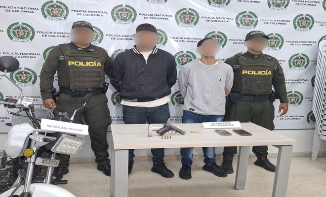 Dos personas capturadas con incautación de arma de fuego, cartuchos y una motocicleta.