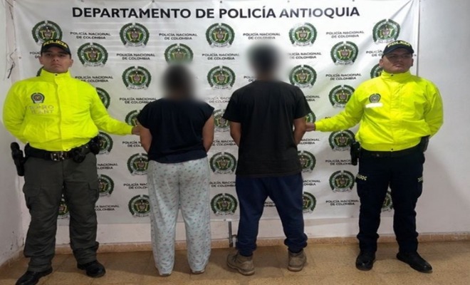 Dos policías dela SIJIN custodian a dos capturados