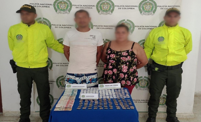 Personas capturadas-policías custodiando-elementos incautados 