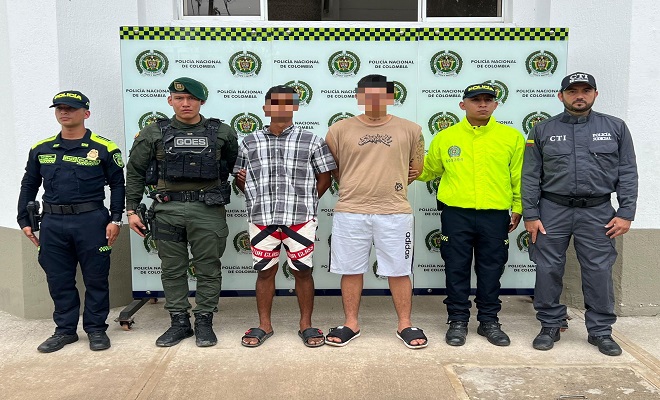 Dos capturados por el delito de homicidio en Barrancabermeja rodeados de tres uniformados de la Polic&iacute;a Nacional y un funcionaio del CTI 