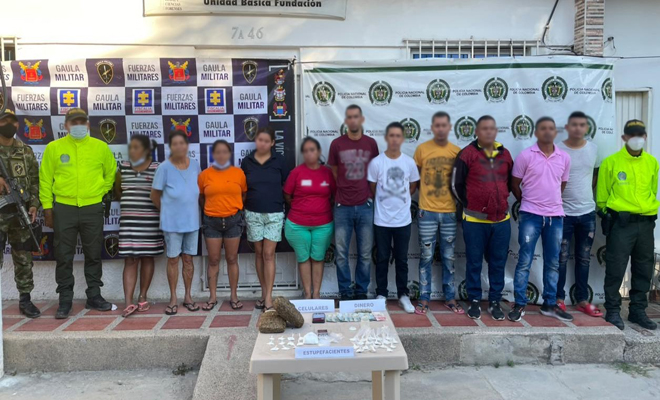 11 personas capturadas-policías custodiando 