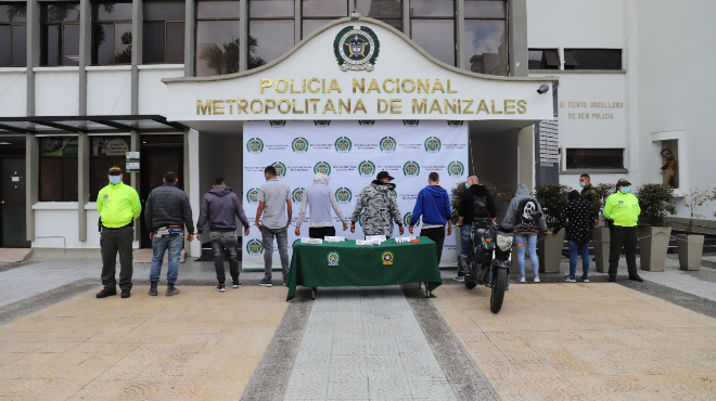 Actividades operativas contra la delincuencia 9 personas capturadas-policías custodiando-moto inmovilizada