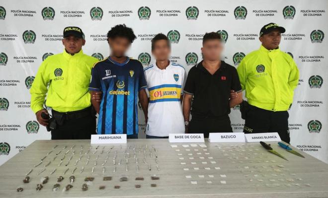 Tres polic&iacute;as y tres capturados por tr&aacute;fico de estupefacientes.