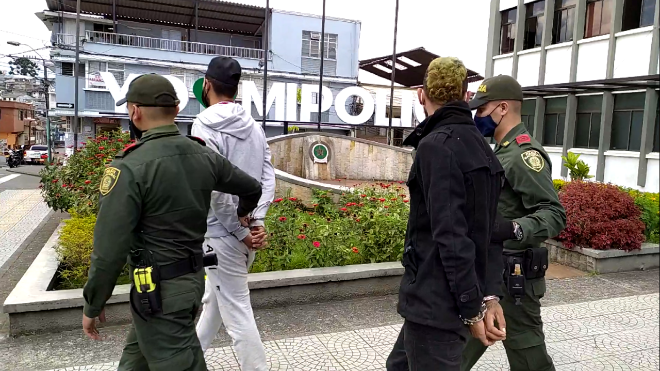 Gracias al apoyo de la comunidad, dos hombres son capturados por hurto Pretendían huir en una motocicleta con lo hurtado
