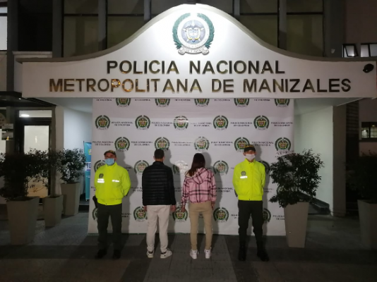 Una pareja deberá responder por hechos ocurridos en agosto del 2019 2 personas capturadas-policías custodiando