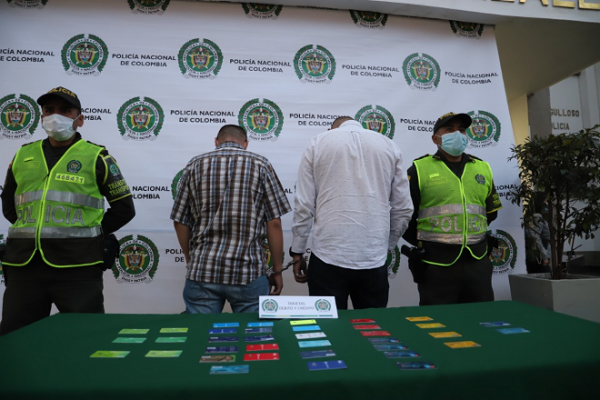 Actividades operativas contra de delincuencia Capturamos dos hombres con 68 tarjetas de entidades financieras reportadas hurtadas y bloqueadas