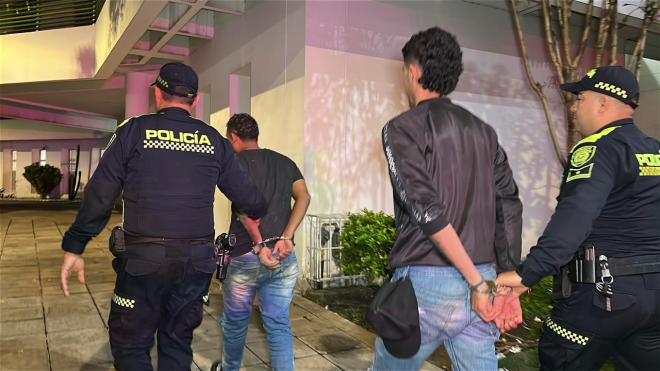 Capturados dos hombres que intimidaban con arma de fuego a ciudadanos en el centro de Bucaramanga   Capturados dos hombres que intimidaban con arma de fuego a ciudadanos en el centro de Bucaramanga
