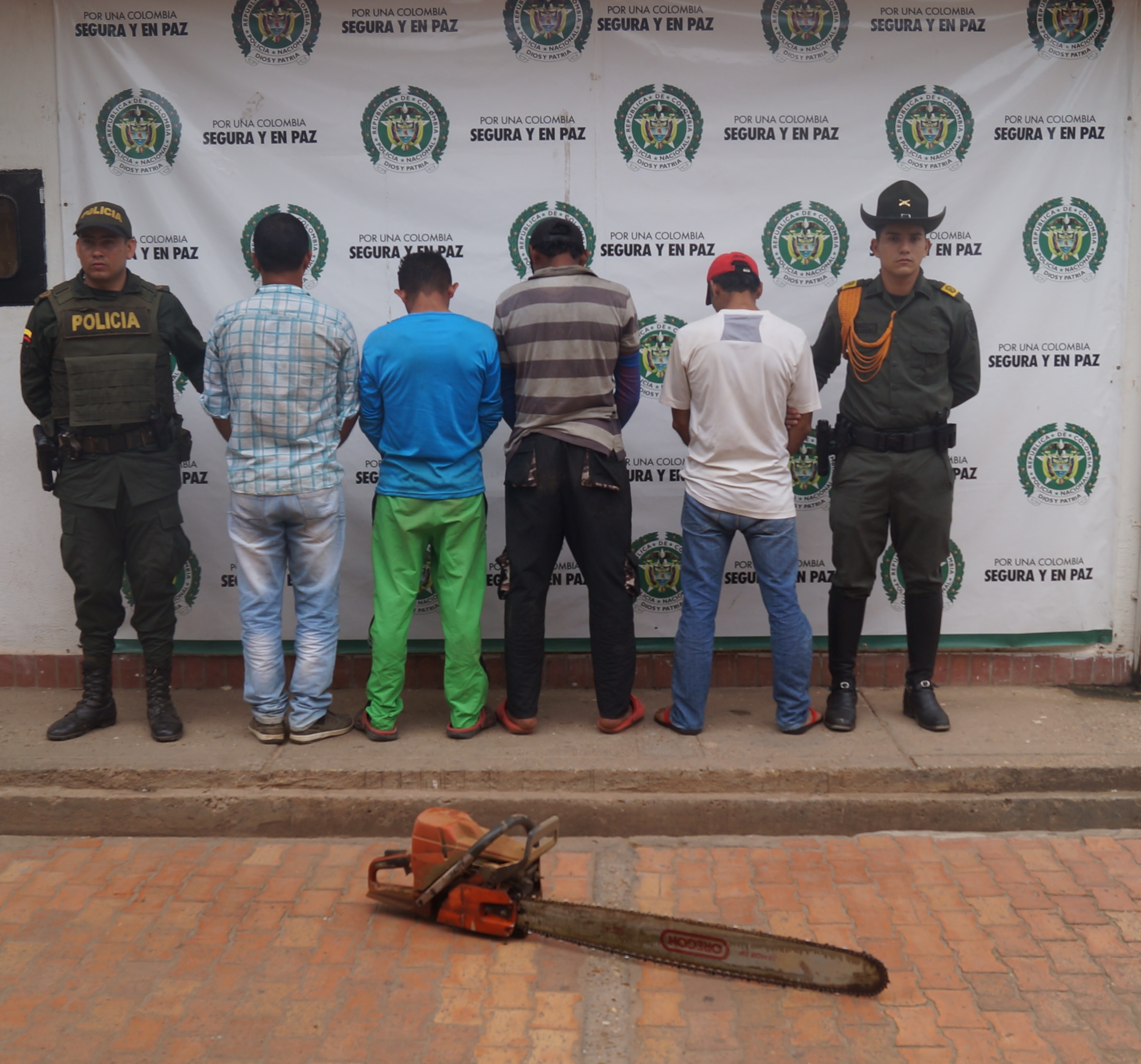 En  desarrollo de labores de vigilancia rural, Integrantes de Policía ambiental se logra prevenir el daño ambiental. captura en flagrancia de 04 ciudadanos que se encontraba deforestando zona protegida de la Amazonia