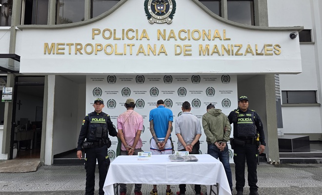dos uniformados y cuatro capturados