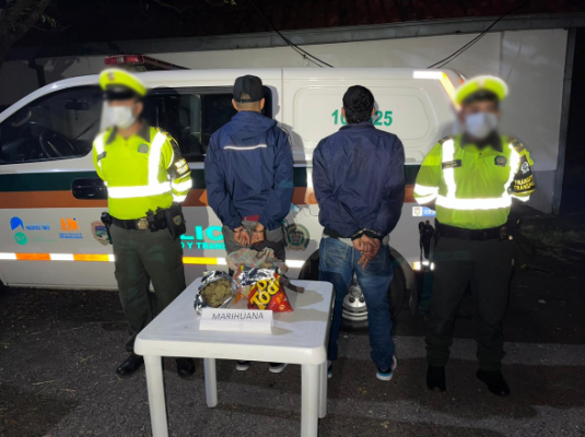 Se movilizaban en una motocicleta, ocultando el alucinógeno en paquetes de comestibles. Dos capturados y 500 gramos de marihuana fueron incautados