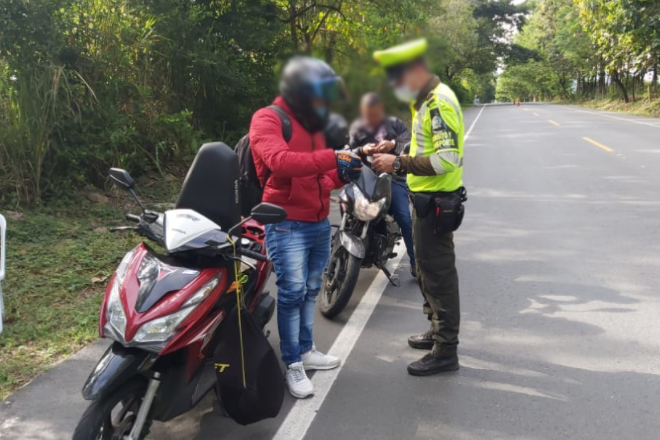 113 personas  han sido capturados por uso de documento falso en Manizales  Con documentos falsos  fueron capturados dos hombres por la seccional de tránsito y transporte