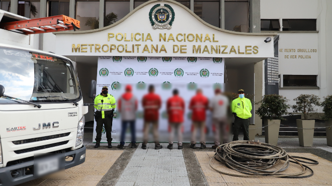 Fueron sorprendidos hurtando cable  Fueron sorprendidos hurtando cable para obtener cobre